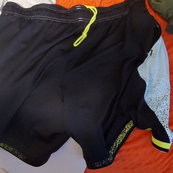 Under armour shorts - Picture 2 of 2